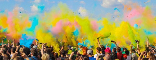 foule-et-fumigenes-arc-en-ciel