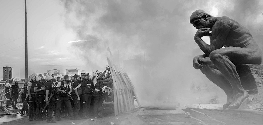 police-violence-homme-pensant